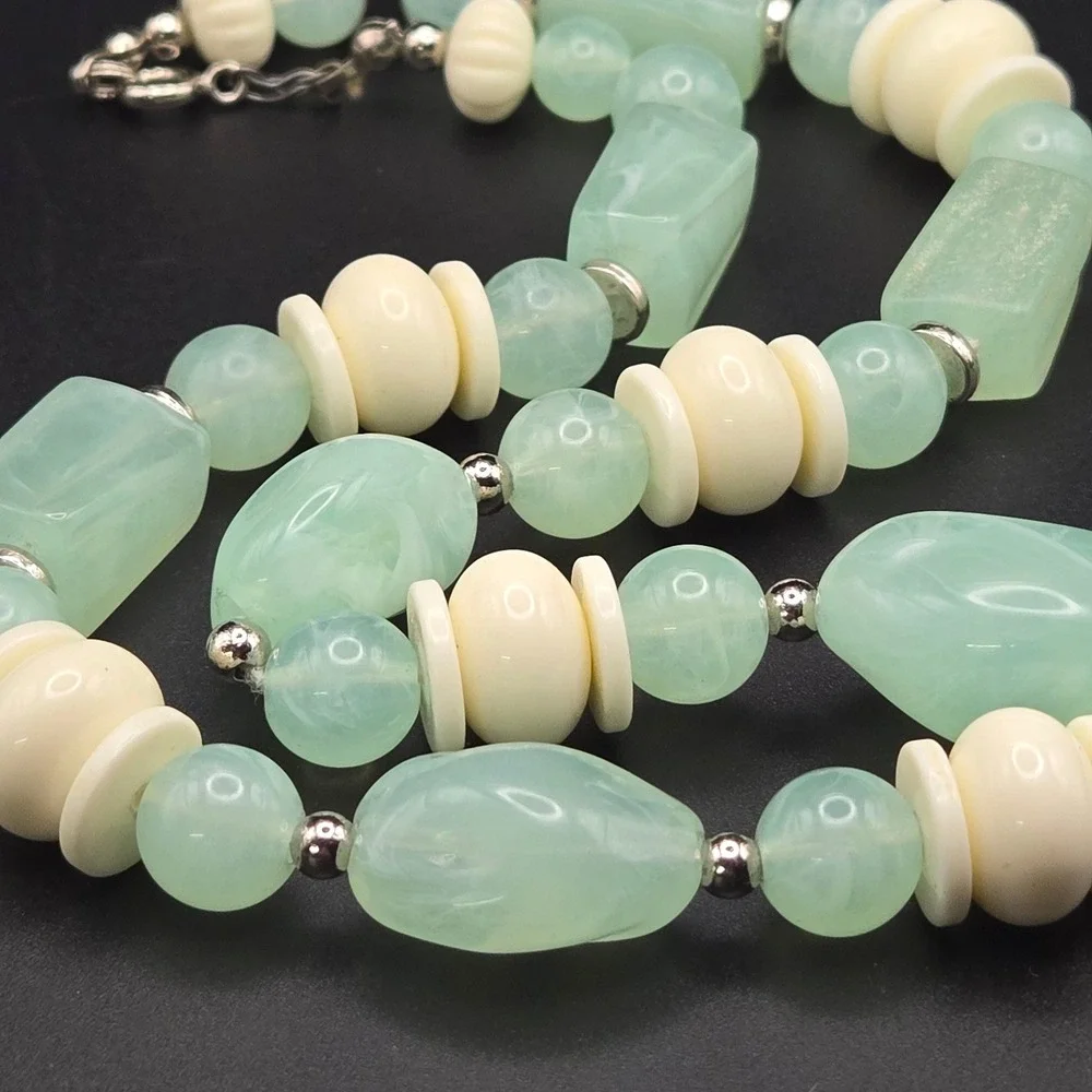 1960s Mod Chunky Beaded Necklace Marbled UV Glow Vintage Plastic 18